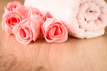 Obraz na płótnie Canvas Мыло в виде цветов и полотенце на деревянном фоне