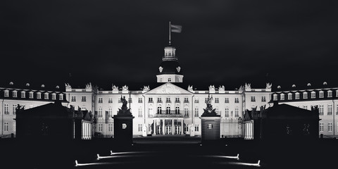 Obraz premium Schloss Karlsruhe bei Nacht