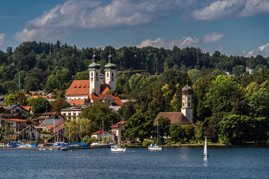Tutzing am Starnberger See mit Kapelle und der doppeltürmigen Kirche St. Joseph im Hintergrund