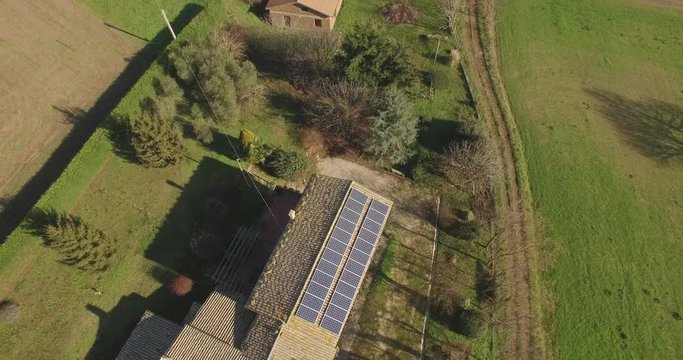 Casale campagna con pannelli solari