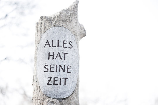 Steins&auml;ule mit der Inschrift "Alles hat seine Zeit" auf einem Friedhof