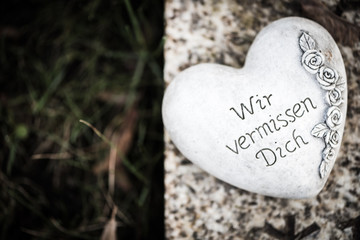 Herz aus Stein mit der Inschrift 