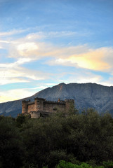 Fototapeta premium Castillo y Montaña