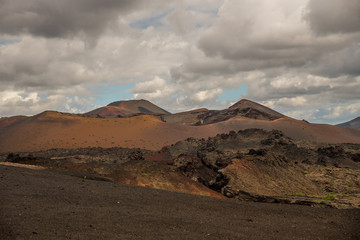 Paesaggio desertico di sabbia vulcanica nel Parco Nazionale di Timanfaya in Lanzarote - Canarie
