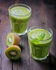  Green smoothies with kiwi fruit
