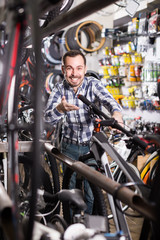 Fototapeta na wymiar Biker is looking for bicycle handlebars