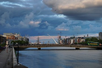 Fototapeta premium Brücken am Fluss in Dublin, Irland