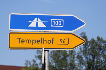 Fototapeta premium Verkehrsschild Autobahn A 100 Tempelhof Berlin
