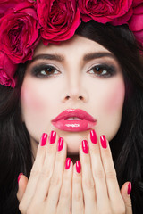 Panele Szklane Podświetlane  Piękna kobieta modelka z kwiatów róży, Manicure ręce, makijaż z błyszczykiem. Koncepcja makijażu