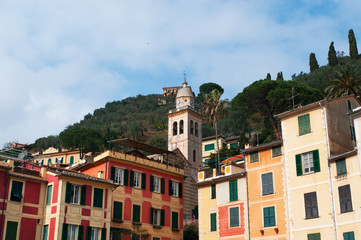 Naklejka premium Portofino, 16/03/2017: vista della Chiesa di San Martino, costruita nel XII secolo nella zona più antica del borgo