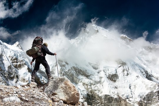 Cho Oyu with two trekkers - Khumbu valley - Nepal