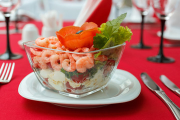 Salad with shrimps and vegetables