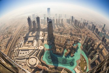 Luchtfoto van Downtown Dubai vanaf het hoogste gebouw ter wereld, Burj Khalifa, Dubai, Verenigde Arabische Emiraten.