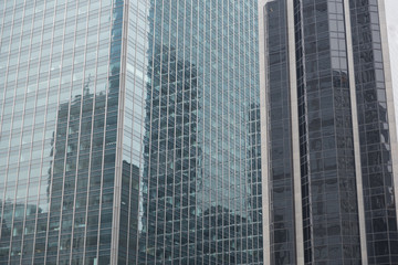 Obraz premium Mirror tall buildings locating opposite each other