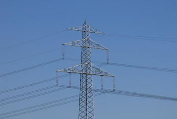 Strommast mit Hochspannungsleitungen
Electricity pylon with high voltage power lines