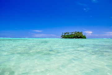 Stunning view of Motu Taakoka, a small island in the lagoon of Rarotonga near Muri Beach. Cook Islands in the South Pacific Ocean, Clear, shallow, water, small island with palm trees, copy space.  © Juergen Wallstabe