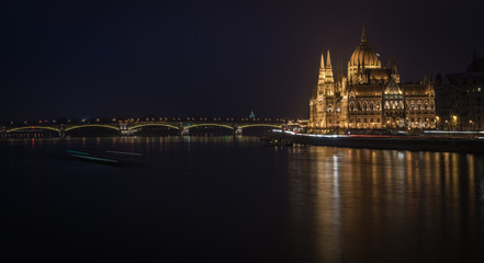 Fototapeta na wymiar Budapest parliament and a bridge in night