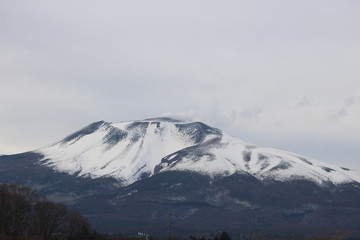 噴煙あげる浅間山/軽井沢の地にそびえる噴煙あげる浅間山