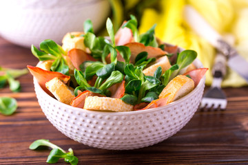 Ham bacon, cucumber, spinach and crackers salad