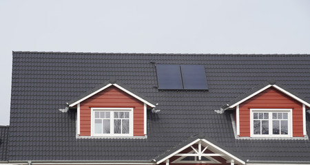Dach eines Hauses mit Solaranlage und Dachgauben