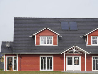 Fototapeta na wymiar Doppelhaushälfte mit Solaranlage auf dem Dach