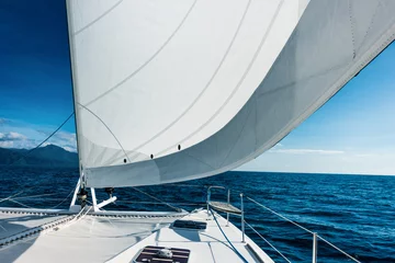 Foto op Plexiglas Zeilen Zeiljacht catamaran zeilen in de zee. Zeilboot. Het zeilen.