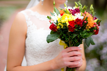 Obraz na płótnie Canvas Beautiful wedding bouquet hands of the bride