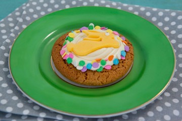 Chocolate cookie served in a plate