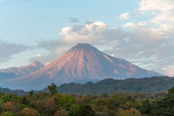 El volcán de Colima muestra su grandeza.