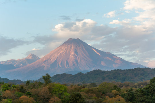 El volc&aacute;n de Colima muestra su grandeza.