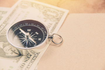 Magnetic compass with pocket money with vintage style
