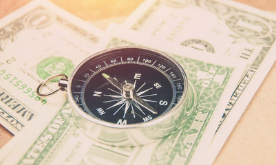 Magnetic compass with pocket money with vintage style
