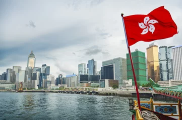 Fototapeten Hongkong-Flagge mit urbanem Hintergrund © leeyiutung