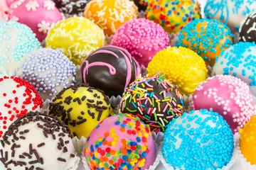 Photo sur Aluminium Bonbons Different colorful cake balls with decorative sprinkles