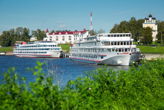 cruise liners in uglich