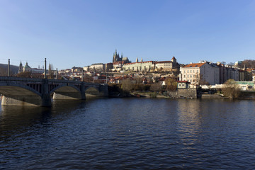 Obraz premium View on the colorful autumn Prague gothic Castle above River Vltava, Czech Republic