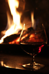 Obraz na płótnie Canvas glass of wine with fireplace