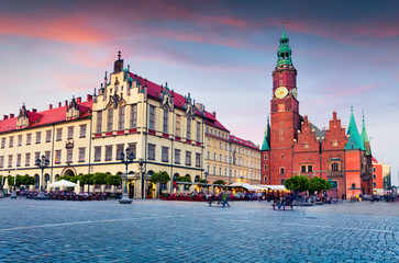 Obraz premium Colorful evening scene on Wroclaw Market Square with Town Hall.