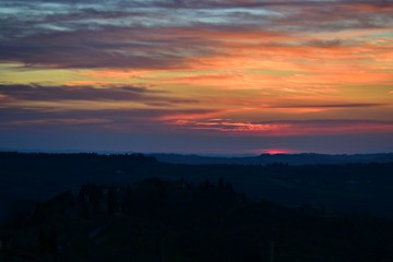 tramonto con sfumature colorate nelle campagne della Toscana