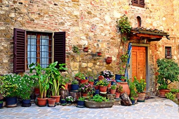 Fototapeta na wymiar Abitazione toscana nel borgo medievale di Monteriggioni in provincia di Firenze, Italia
