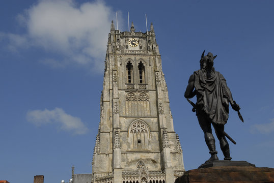 Onze-Lieve-Vrouwebasiliek  in de Belgische stad Tongeren met het beeld van Ambiorix op de voorgrond