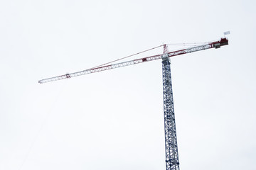 grue chantier construction construire  travaux industrie grutier immeuble tour gratte ciel grand immence perspective silhouette engin