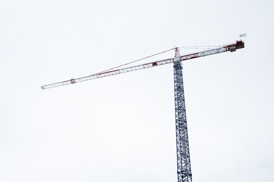 grue chantier construction construire  travaux industrie grutier immeuble tour gratte ciel grand immence perspective silhouette engin