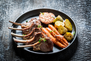 Spicy grilled ribs of lamb with garlic and vegetables