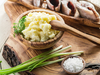 Mashed potatoes in the wooden bowl on the service tray.