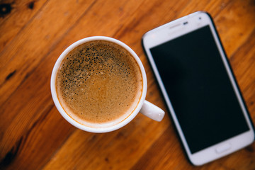 Kaffee und Smartphone