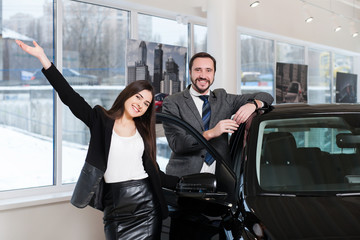 couple chooses the car in the showroom