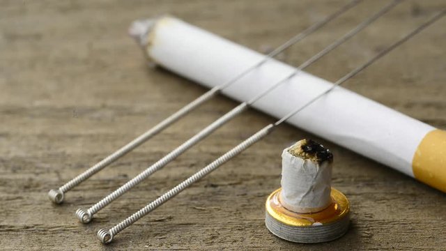 Rauchernentwöhnung mit Akupunktur und Moxibustion, brennender Moxakegel