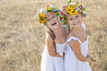 Naklejka premium Beautiful little girls with wreaths 