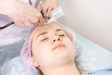 Obraz na płótnie Canvas Cosmetologist performs the rejuvenation procedure